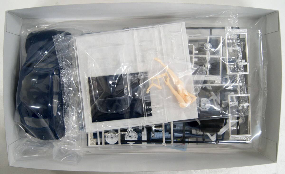 1/24 Scale Volkswagen Beetle Kit with Figure Y40971